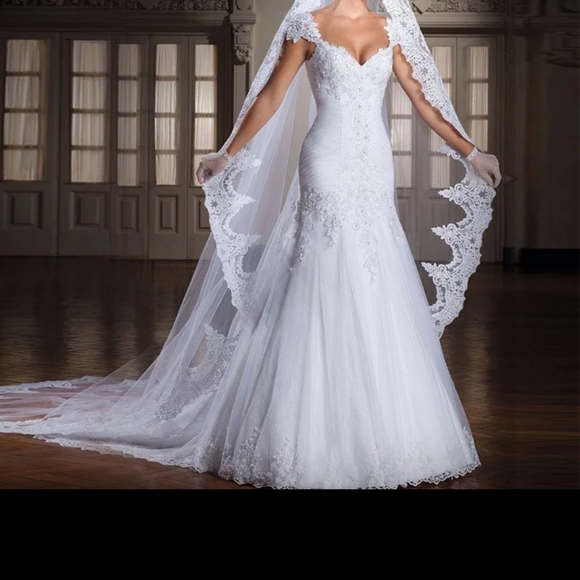 Wedding Dress - Picture 2 of 5